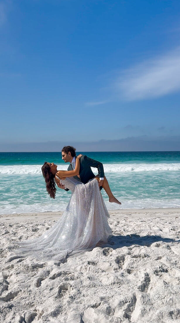 Felipe e Karol na praia